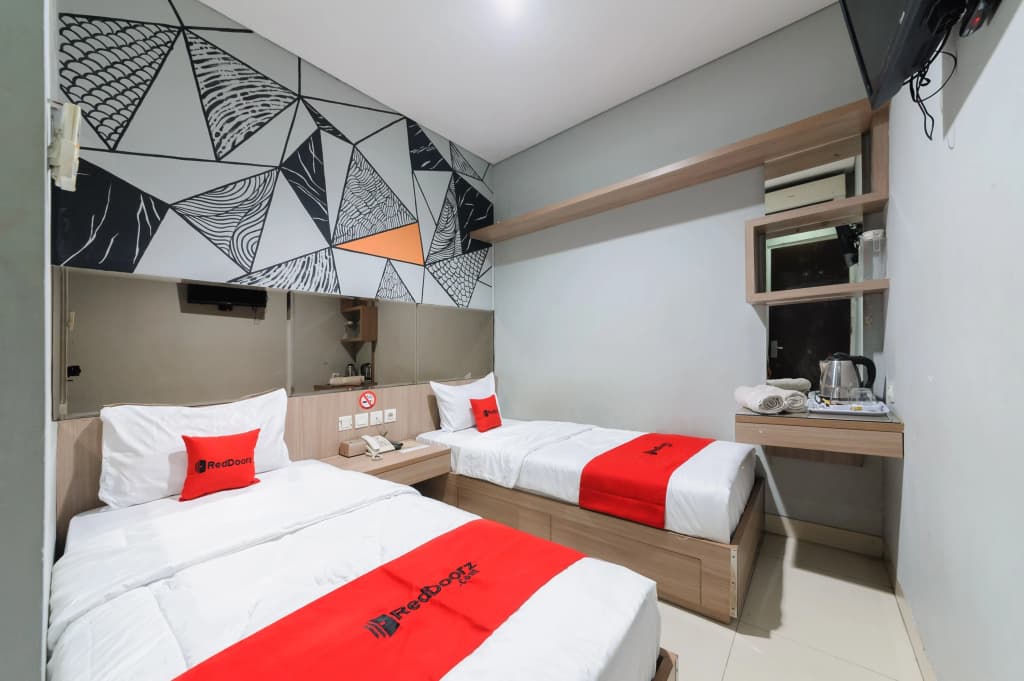 RedDoorz Plus near Grand Indonesia Jakarta - photo 23