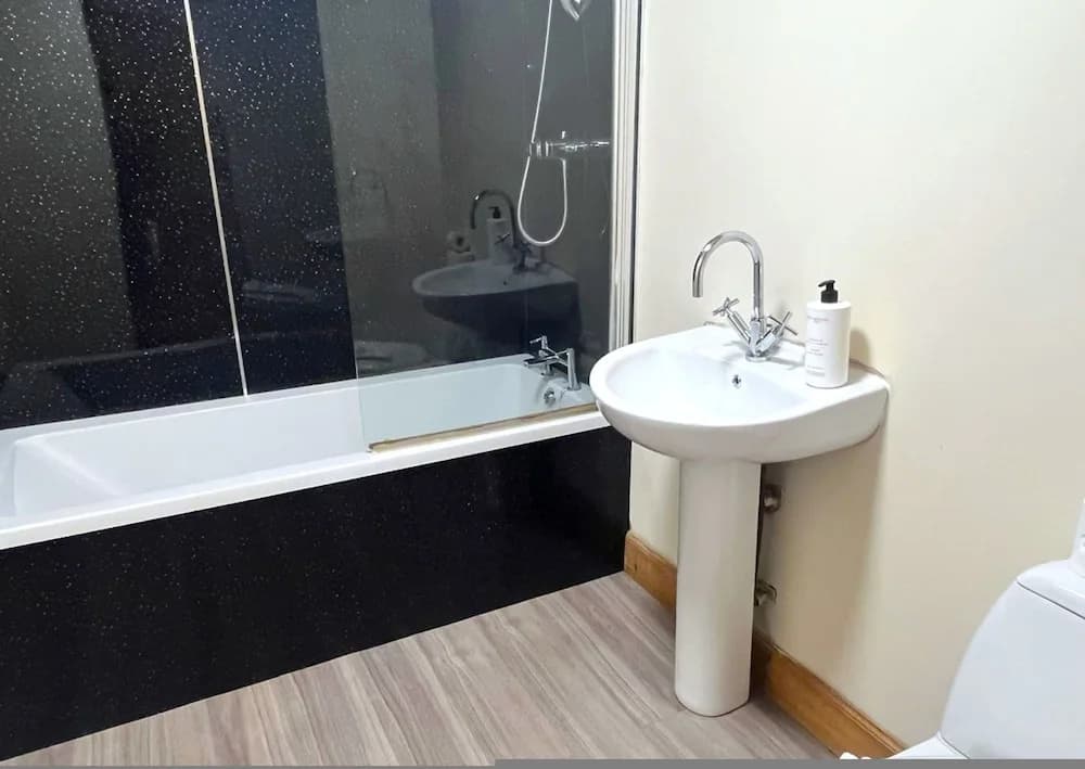 Spacious 4BR Edinburgh Home Free Parking - photo 7