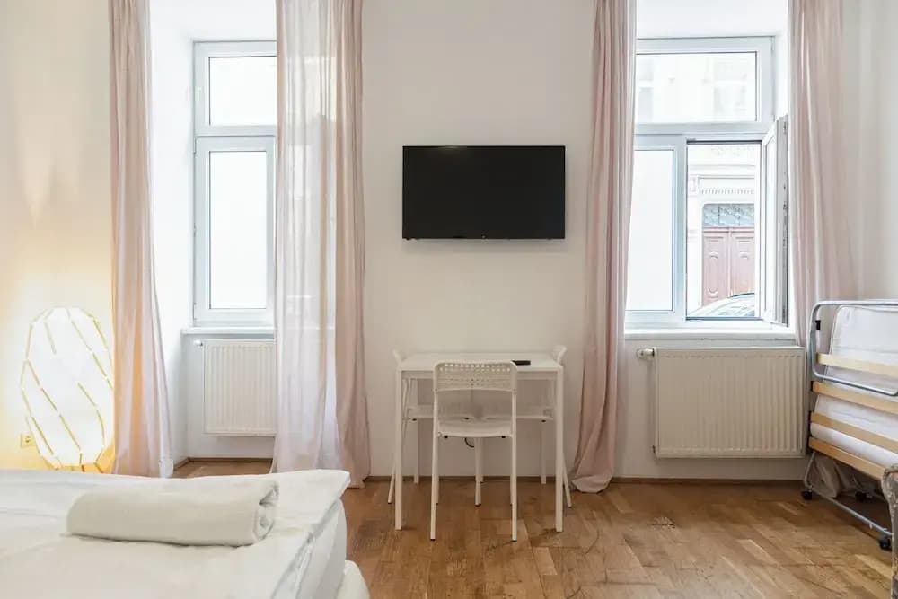 Welcoming 3BR Apt Steps From Belvedere - photo 4