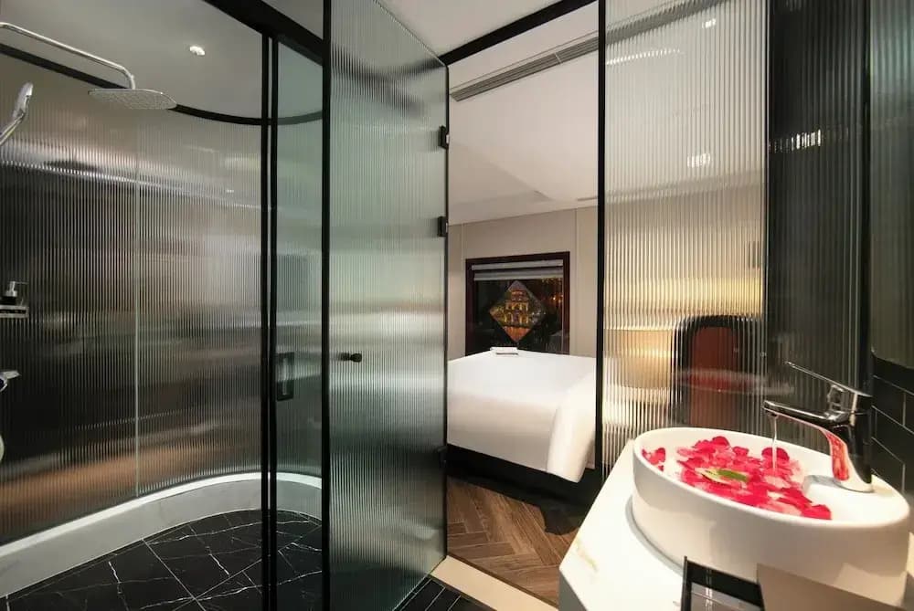 Le Premier Hotel & Rooftop Bar - photo 3