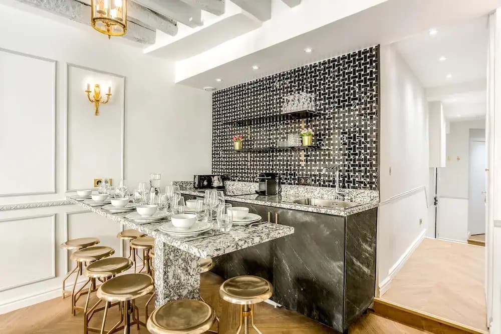 Luxury 4 Bedroom 3 Bathroom Louvre - AC - photo 17