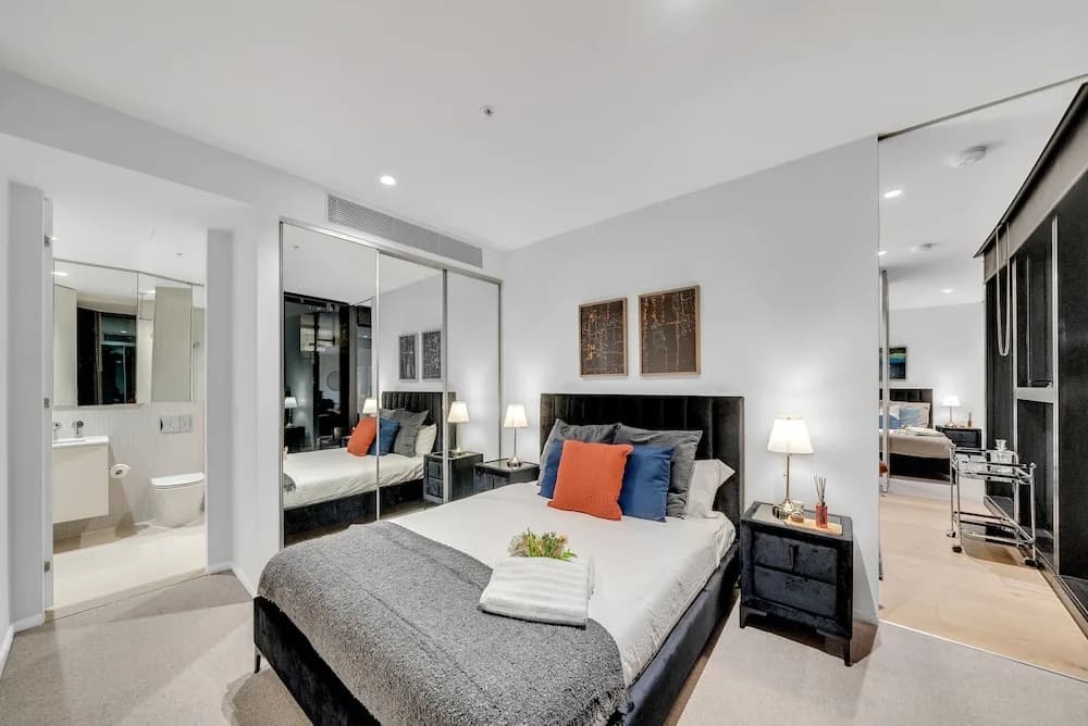 Melbourne Square Apartments - photo 4