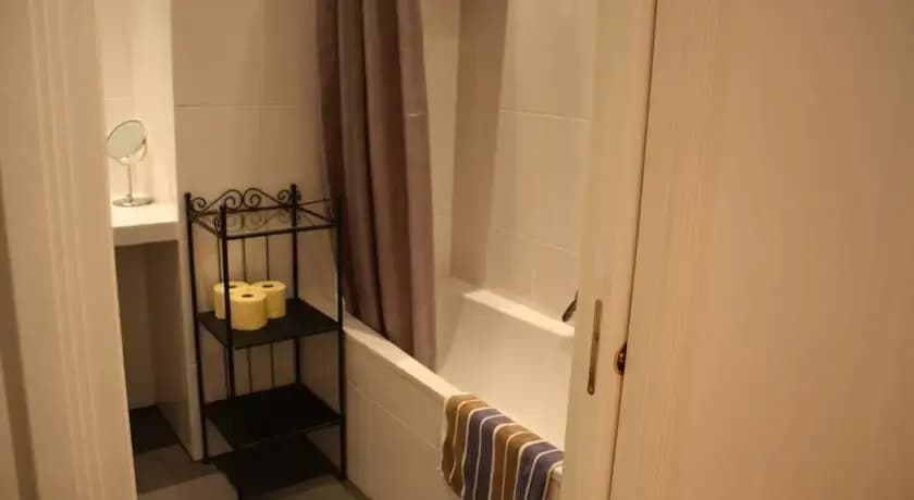 Opera Studio Apartment - photo 7