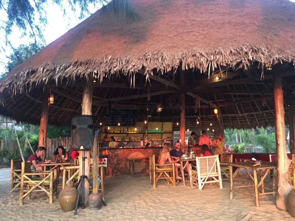 Long Beach Chalet Hotel - photo 23