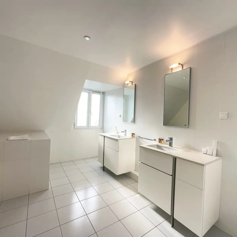 Copernic Line Elegant 3BR Apartment in Paris - photo 8