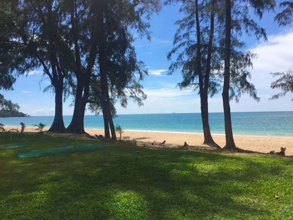 Long Beach Chalet Hotel - photo 16
