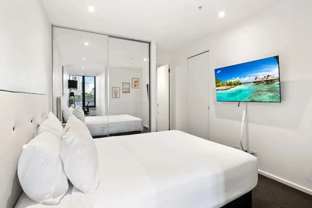 Stylish Southbank 2-bed Flat w/ Balcony - photo 2