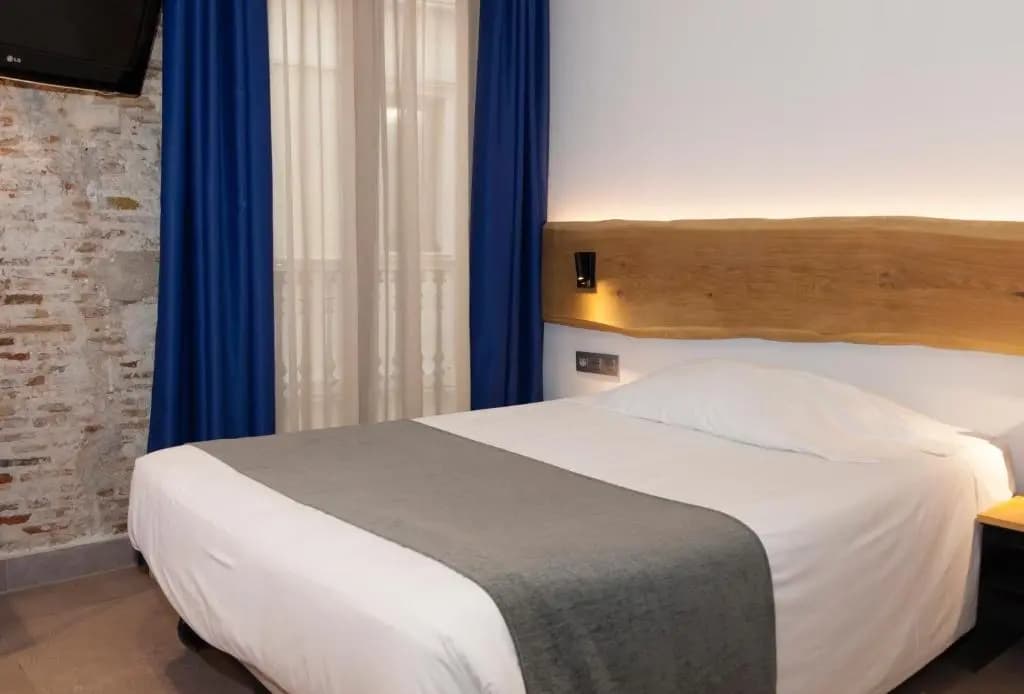 Paris Hostal - main photo