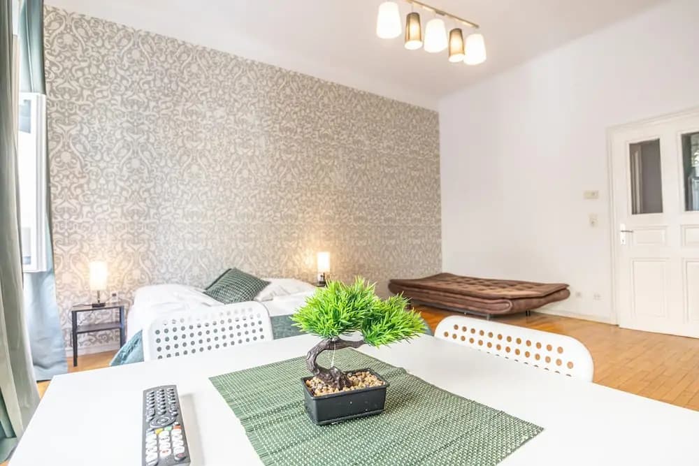 Friendly 2BR Apt- Near Rennweg - photo 8