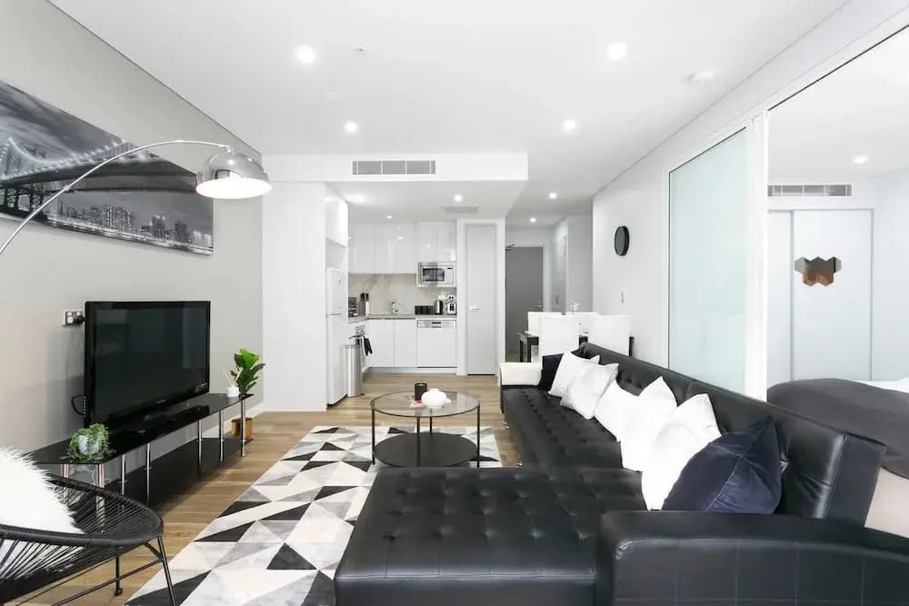 Chic CBD Pad + Pool + Gym + Sauna + Parking - photo 1