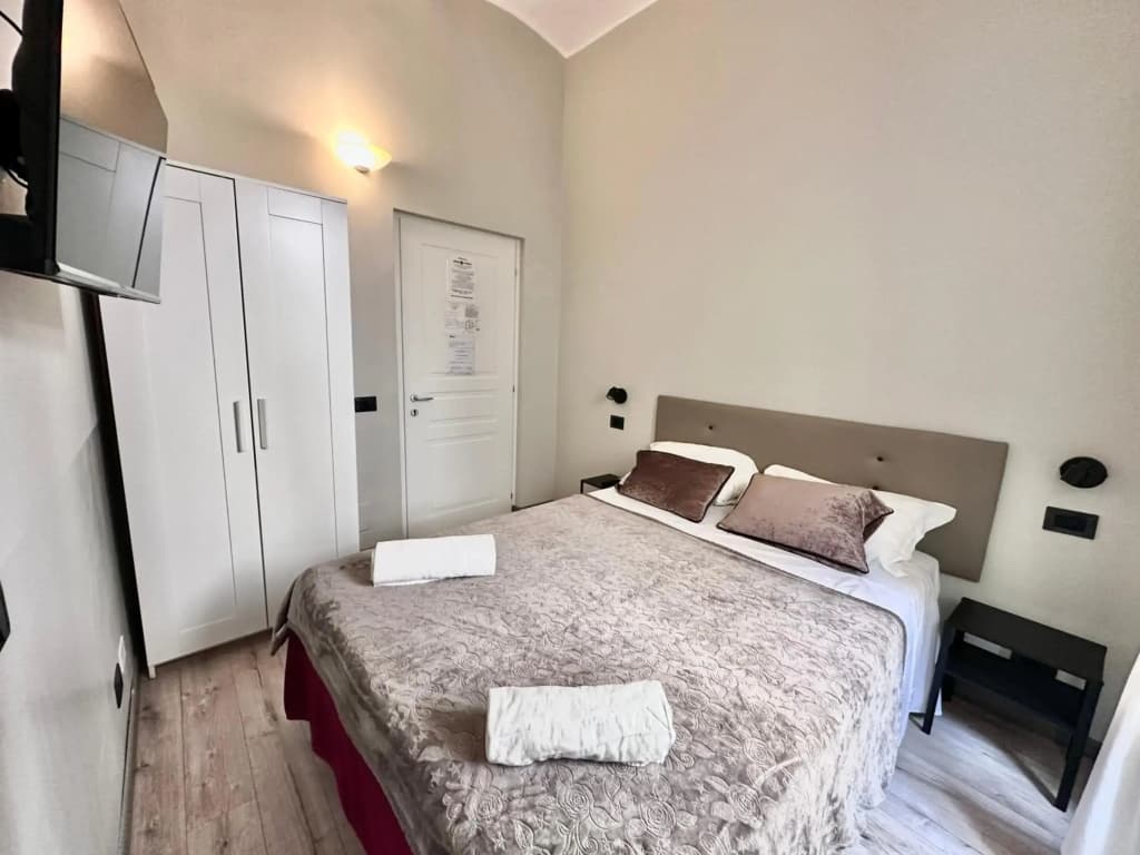 Român Holidays Hostel - photo 12