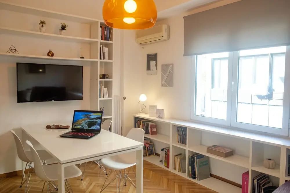 White n Bright Studio Apt - photo 4