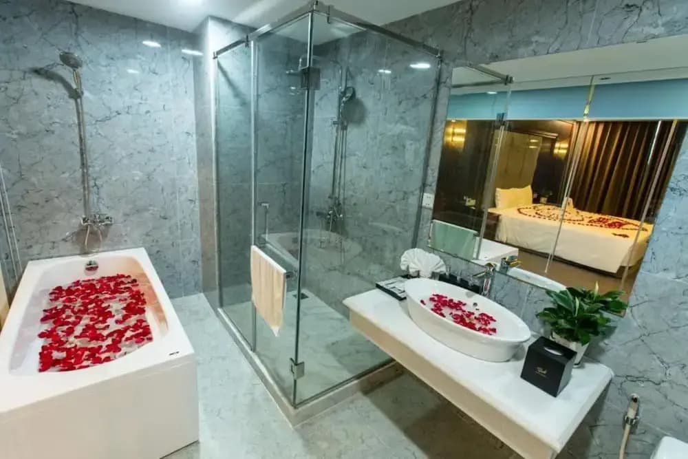 Peace Hotel Ha Long - photo 8