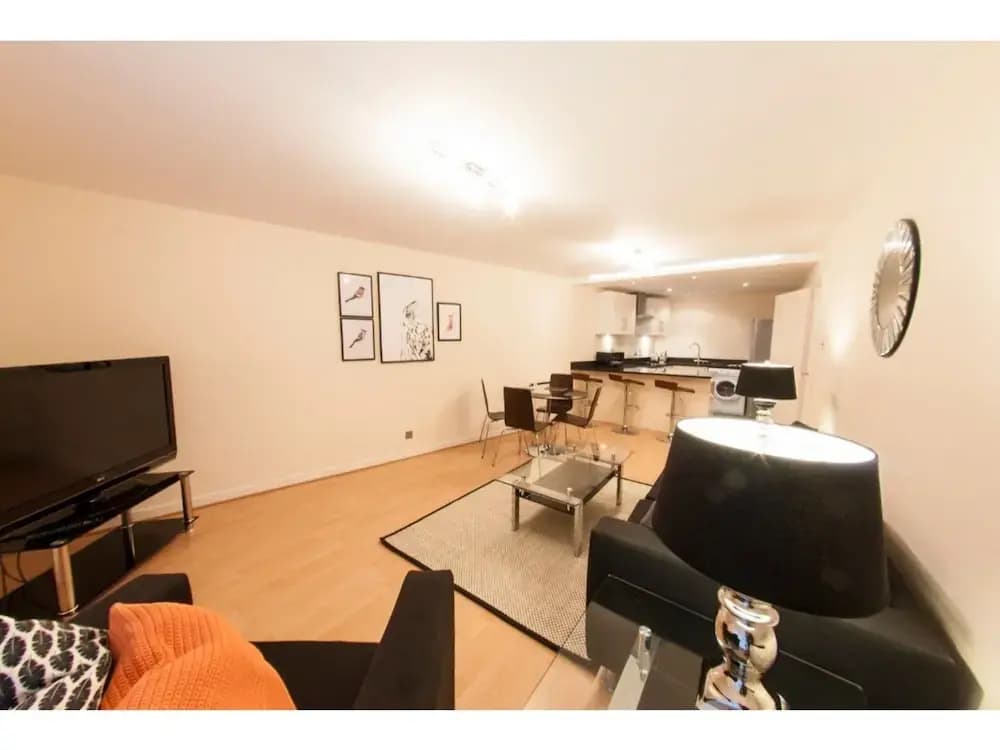 Bright, Classy 2BR Riverside Flat for 4 - photo 2