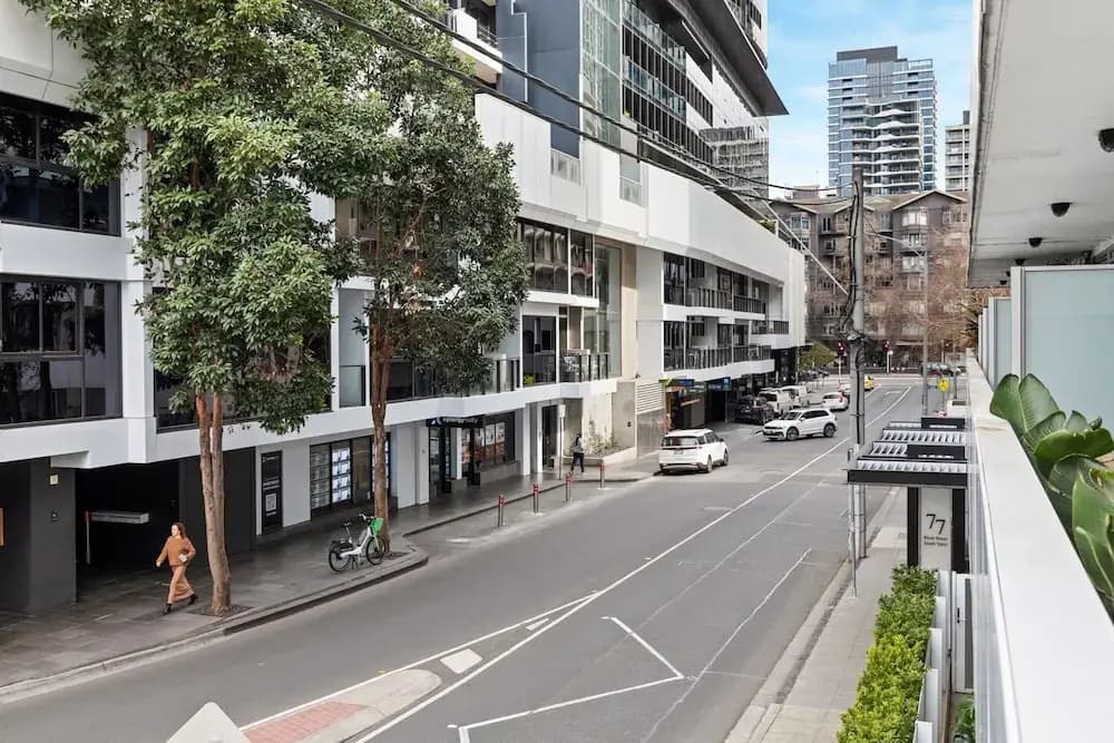 Sleek South Yarra 2-bed With Alfresco Dining - photo 1