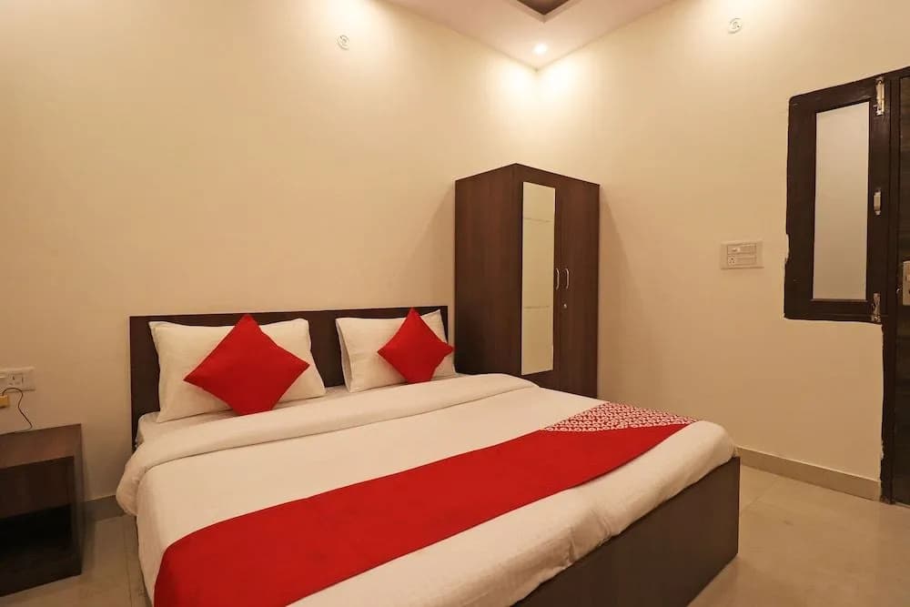 Oyo Flagship 36992 Sidharth Plaza Haiderpur - photo 2