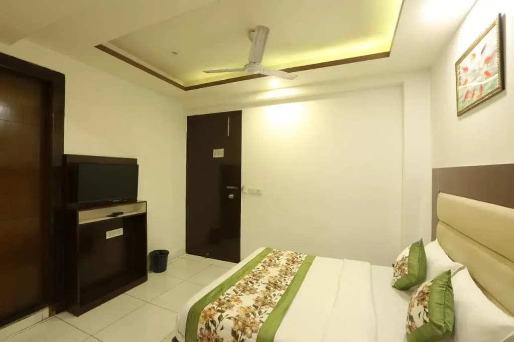 Hotel Qualia Suites at Delhi Airport - photo 3