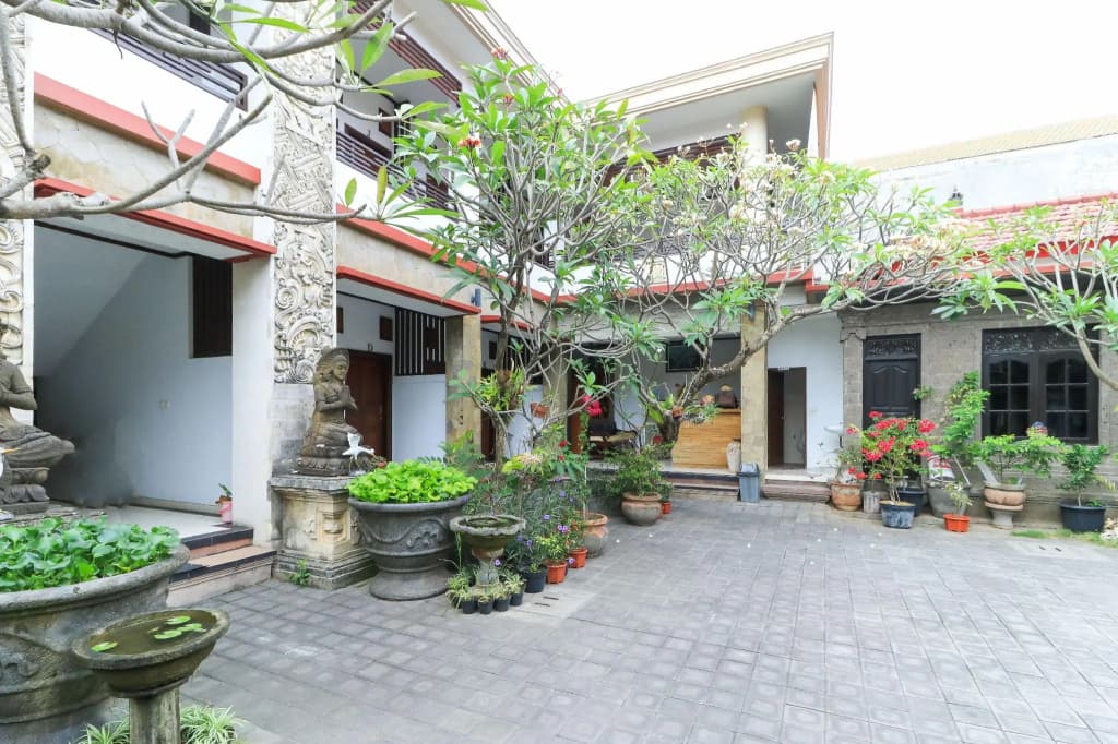 Puri Jayaraja Guest House - photo 11