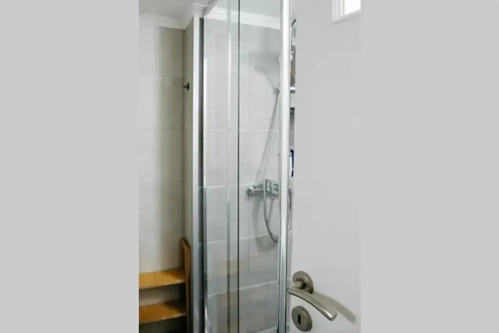 Newly Renovated Athenian Apt - photo 7