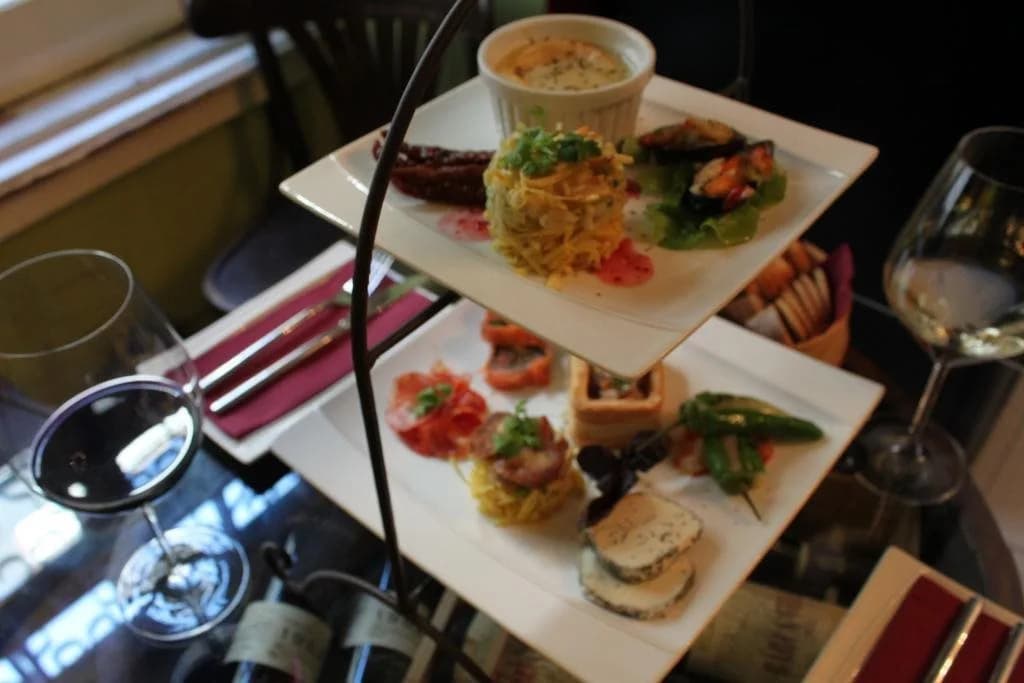 Grapes & Bites - Hostel and Wines - photo 9