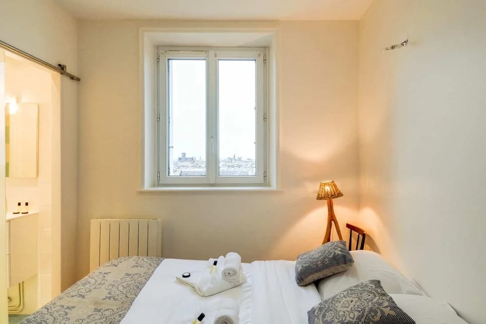 Book-lovers Abode in the 4th Arrondissement - photo 4