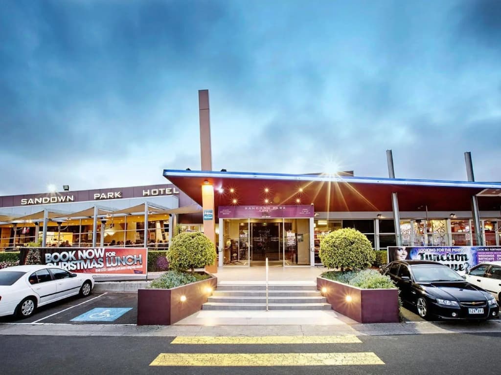 Nightcap at Sandown Park Hotel - photo 1