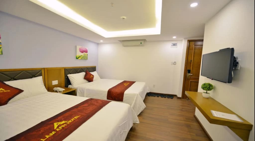 La Beach Hotel - photo 3