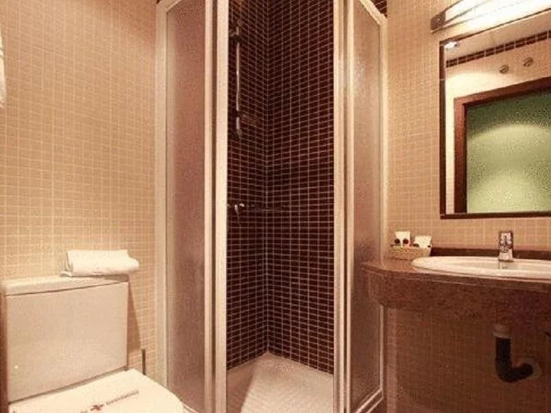 Hostal Avenida Barajas - photo 8