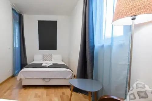 Modern 3 Br Apt with Balcony - photo 3