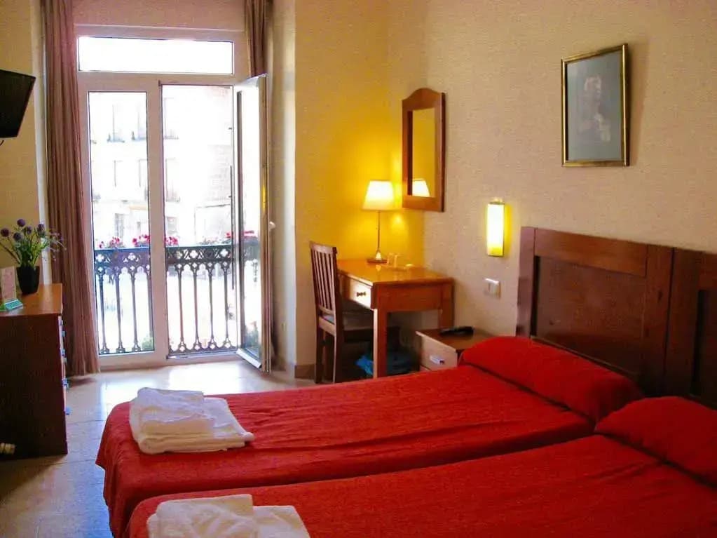 Hostal Tirso Plaza - photo 4