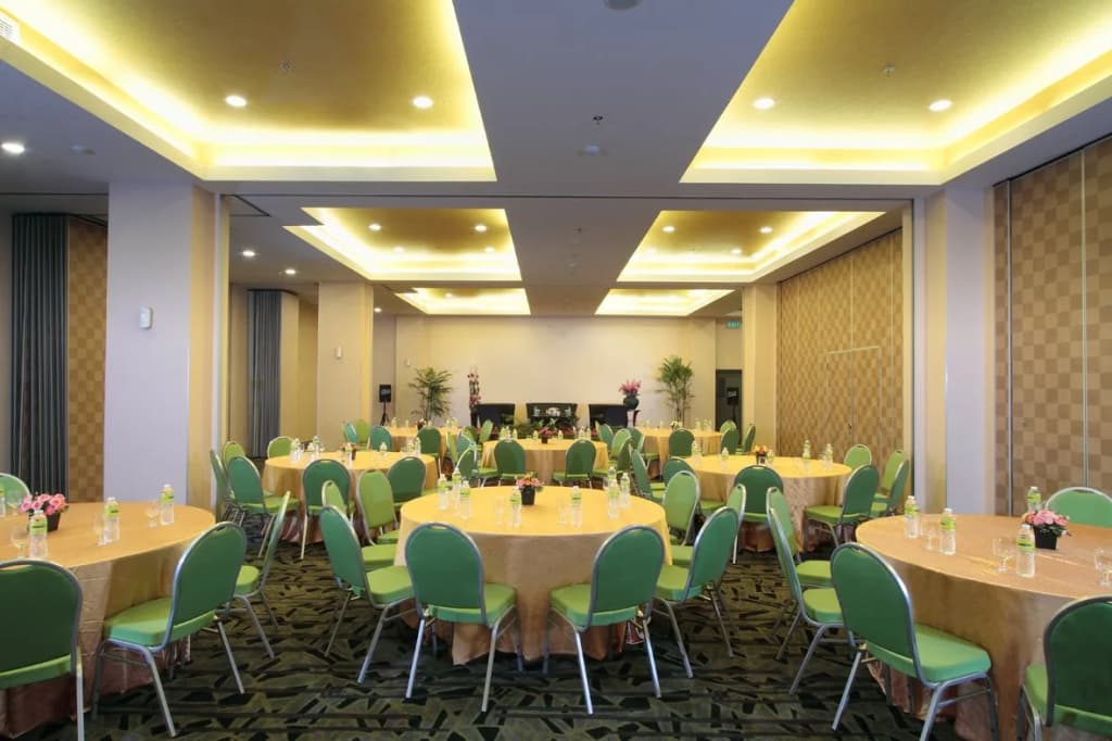 MaxOne Hotels at Pemuda - photo 12