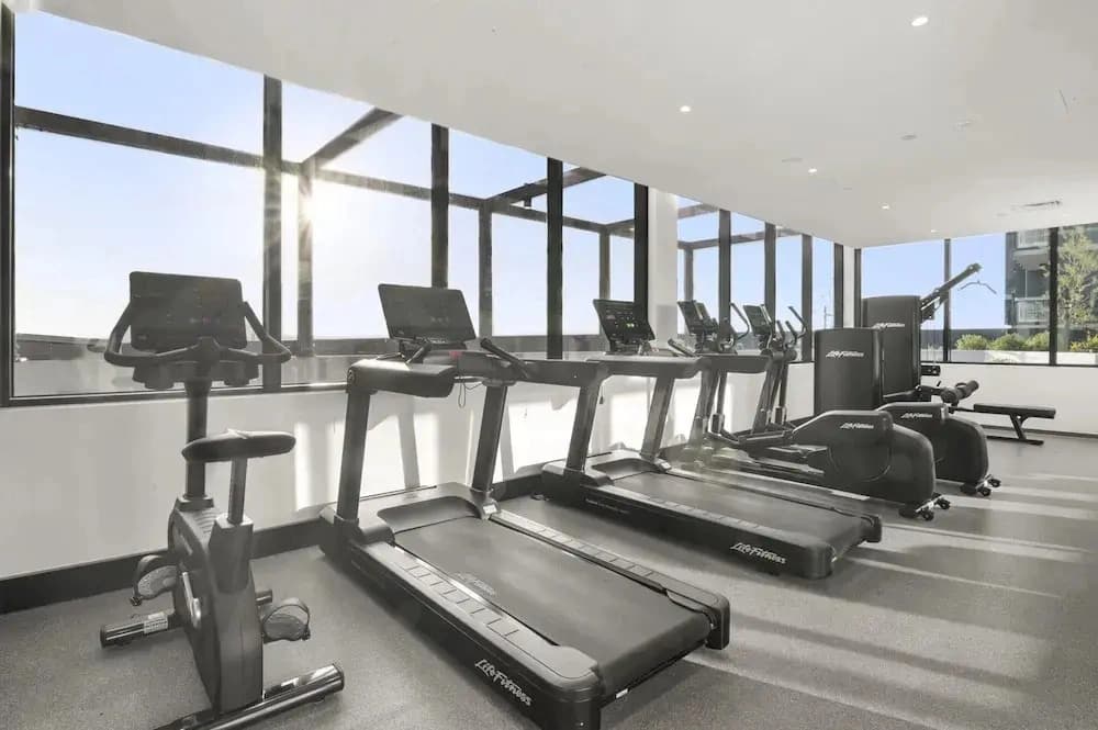 Elegant 2-bed With Superb Views & Amenities - photo 8