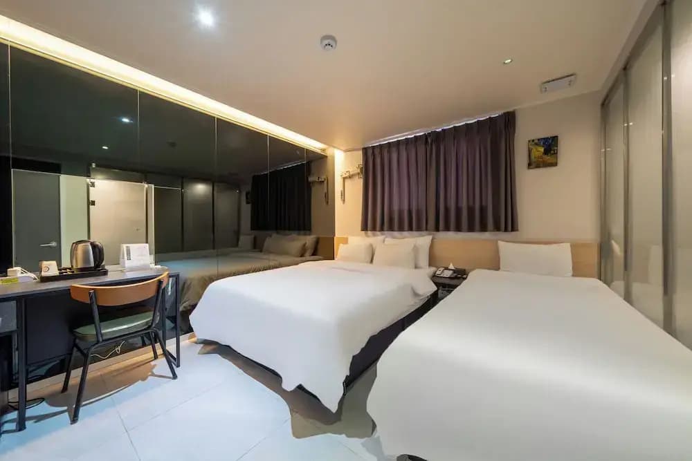M&Lucky Hotel - photo 2