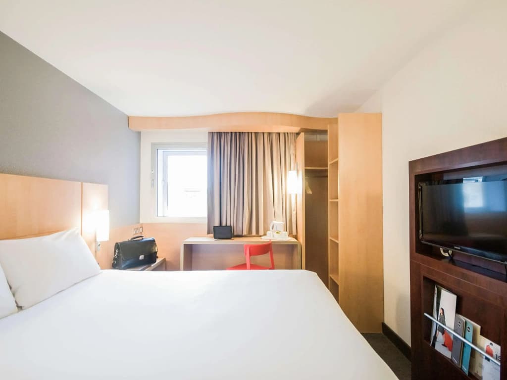 ibis London Heathrow Airport - photo 4