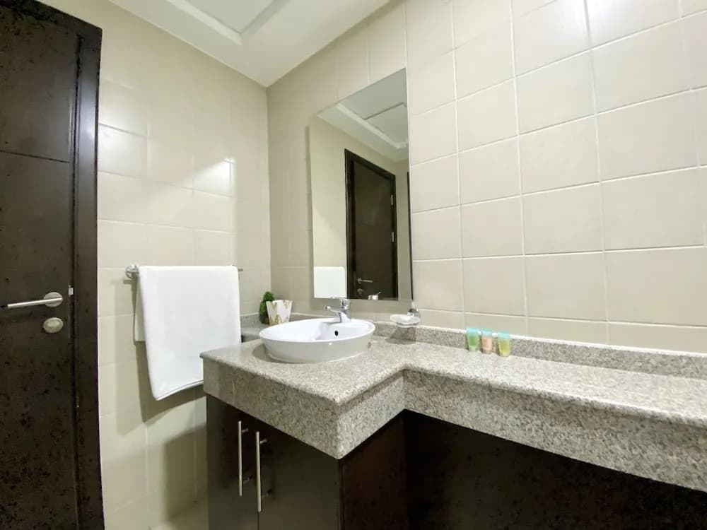 Luxury 2BR Apartment with partial Marina views - photo 8