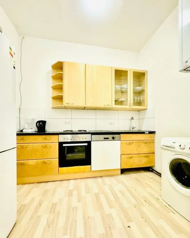 Bright 4BR Apt for 8 Near FAC Platz - photo 14