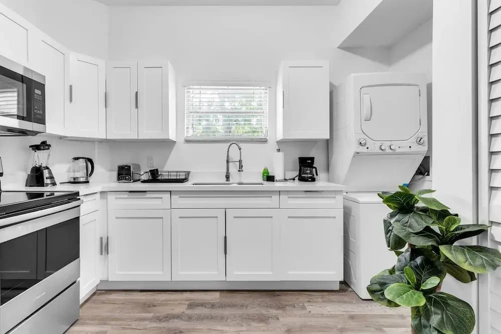 Stylish & Modern 4BD Home - photo 47