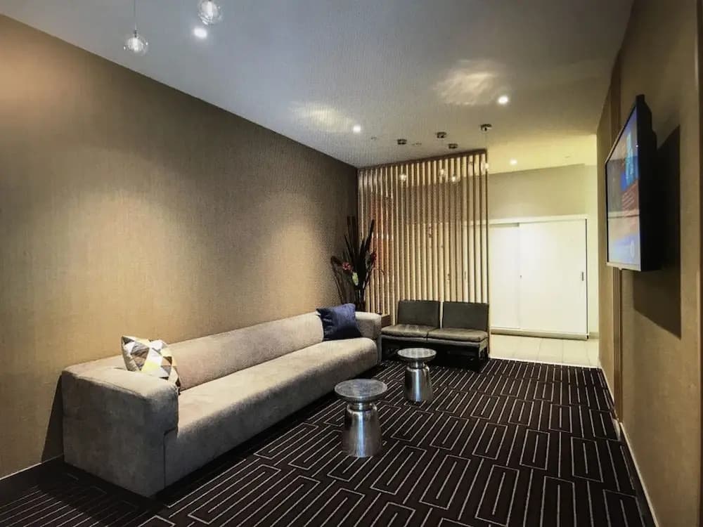 225 Melbourne Tower - photo 2