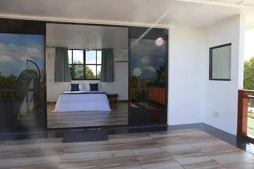 Room in B&B - Master Suite Family Room With Views of the Ocean - photo 1