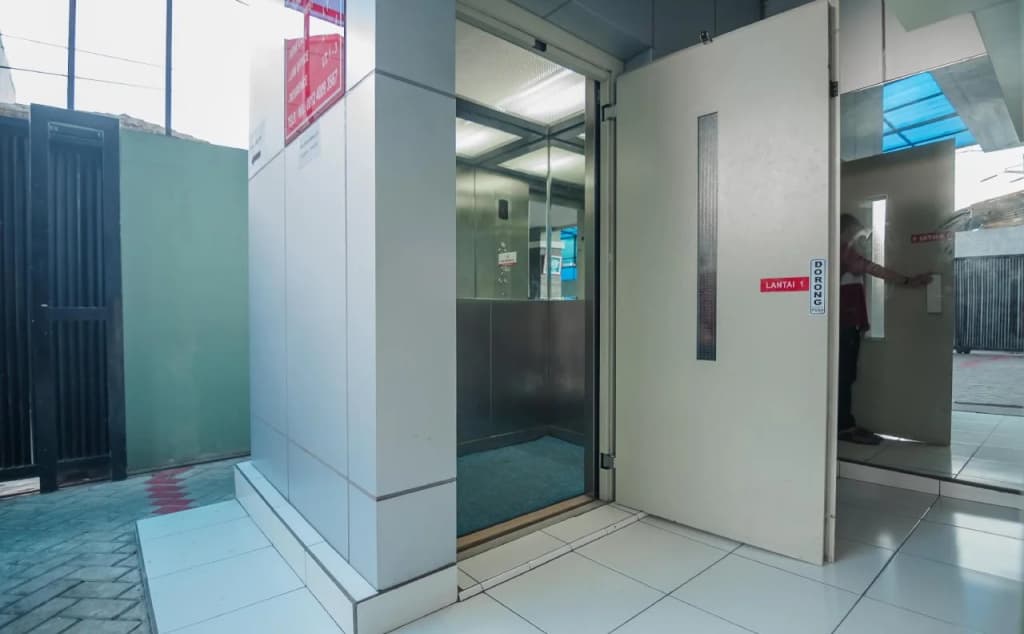 RedDoorz Plus near Semanggi - photo 11