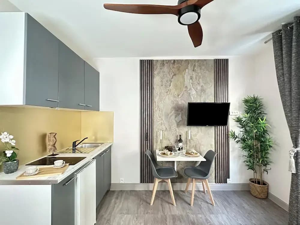 1601 Dumont - photo 15