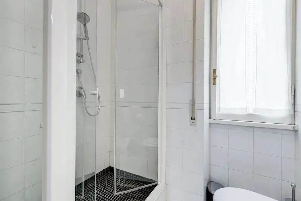 Cozy 2-Bedroom Flat with Balcony - photo 9