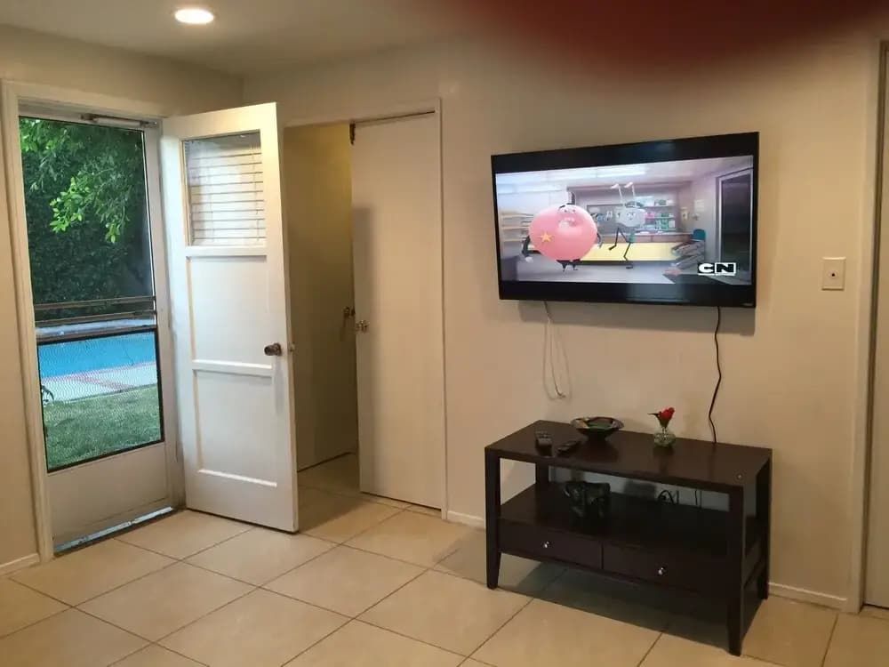 Lovely 1-Bedroom Home with Pool - photo 5