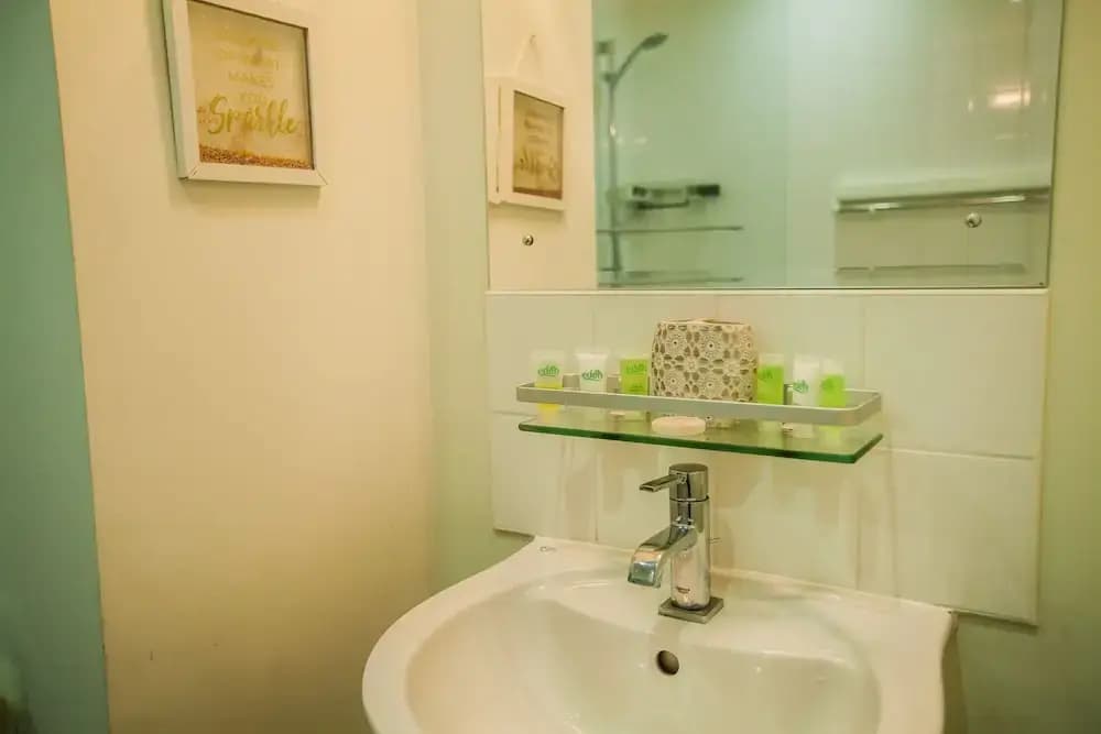 New Modern Large 2 Bed - photo 7