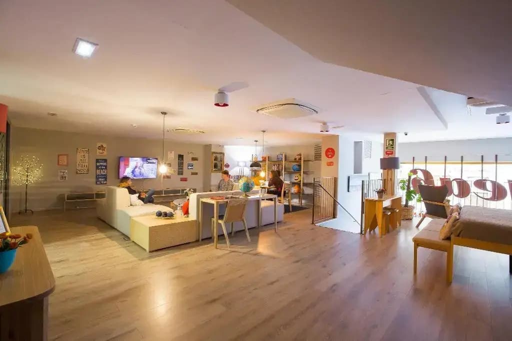 Yeah Barcelona Hostel - photo 11