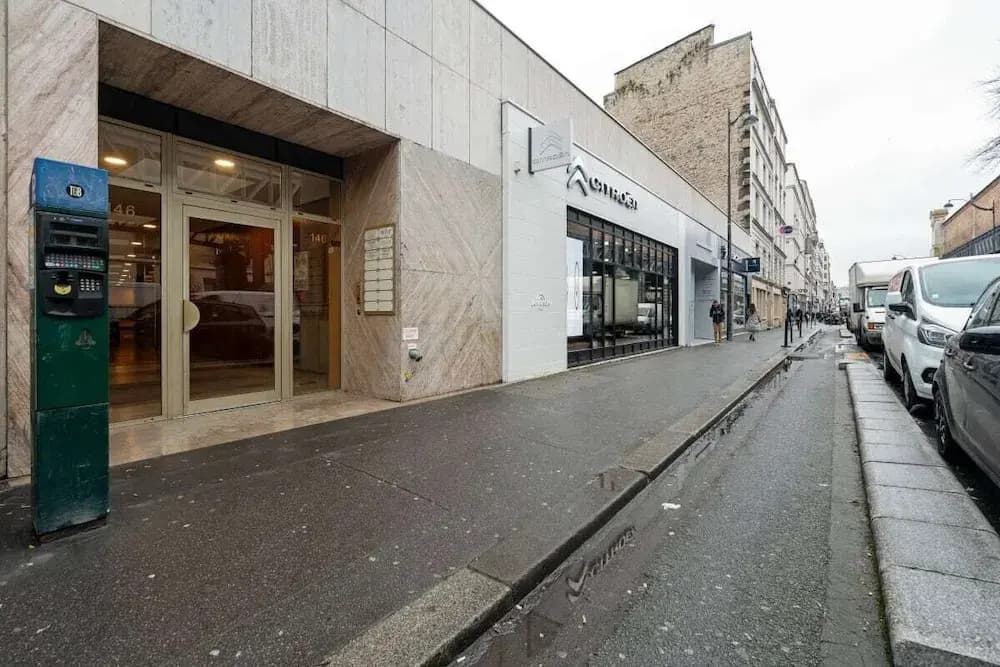 Bright 1-Bed Apartment, Perfectly Located in Paris - photo 1