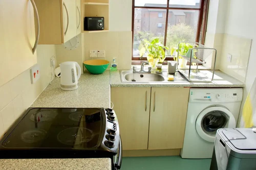 Spacious 2 Bedroom Flat - photo 9