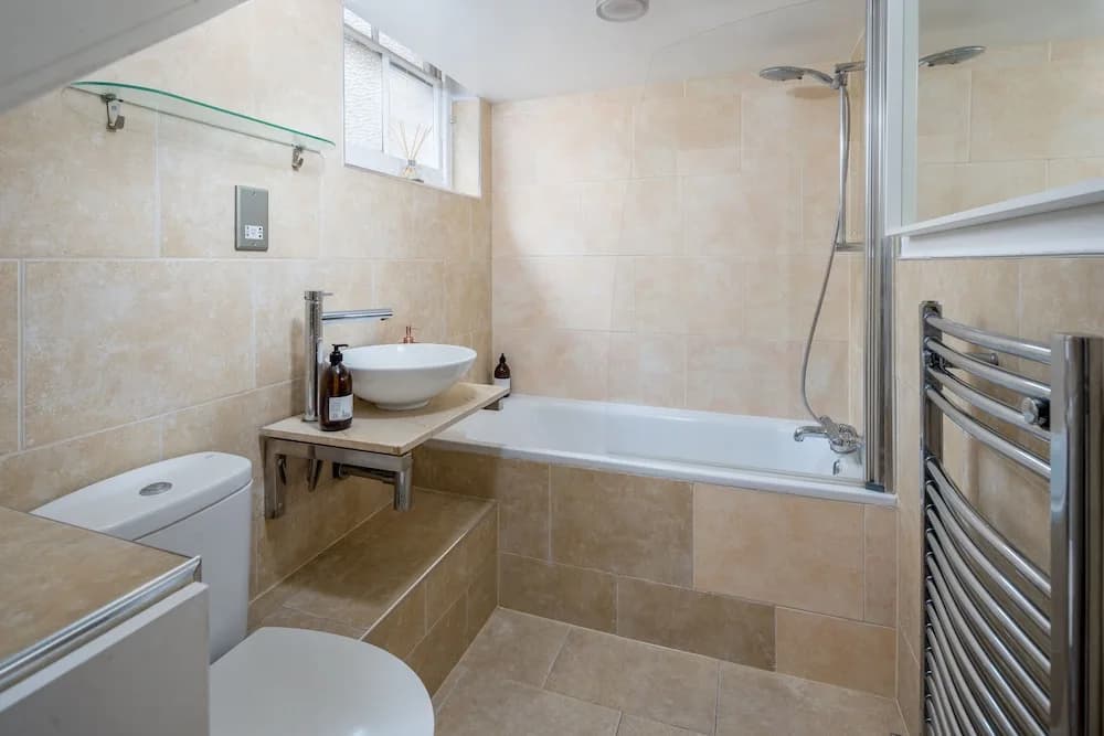 JOIVY Chic & Modern 2-Bed Flat W/ Patio In Pimlico - photo 7