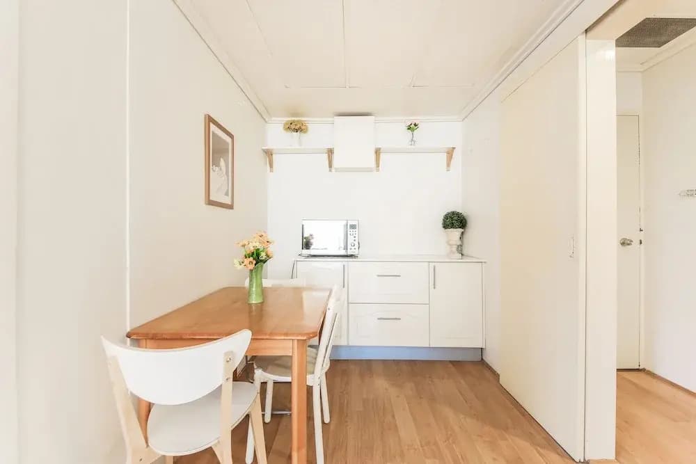 Amazing Location Cozy Stay with Parking - photo 11