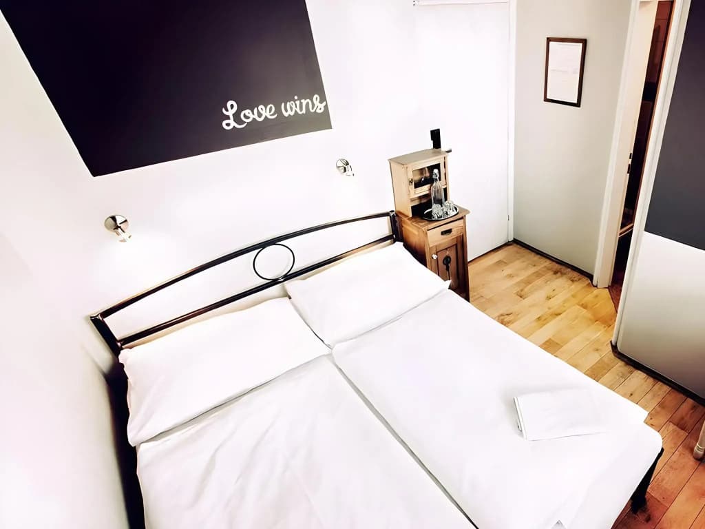 Sir Toby's Hostel - photo 33